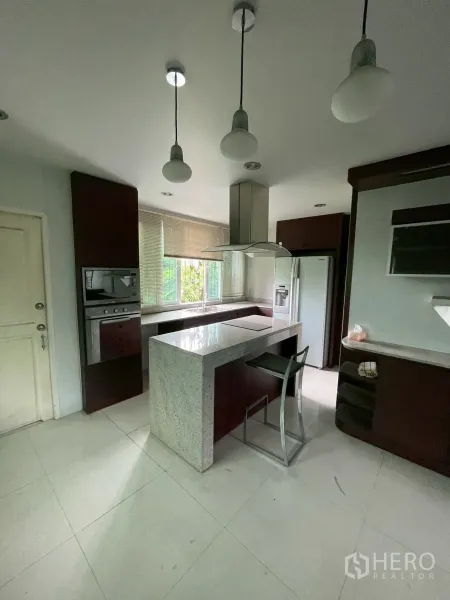 带办公室的家 出租在Wang Thonglang, Bangkok - 内置厨房，岛台、吊灯、烤箱与抽油烟机