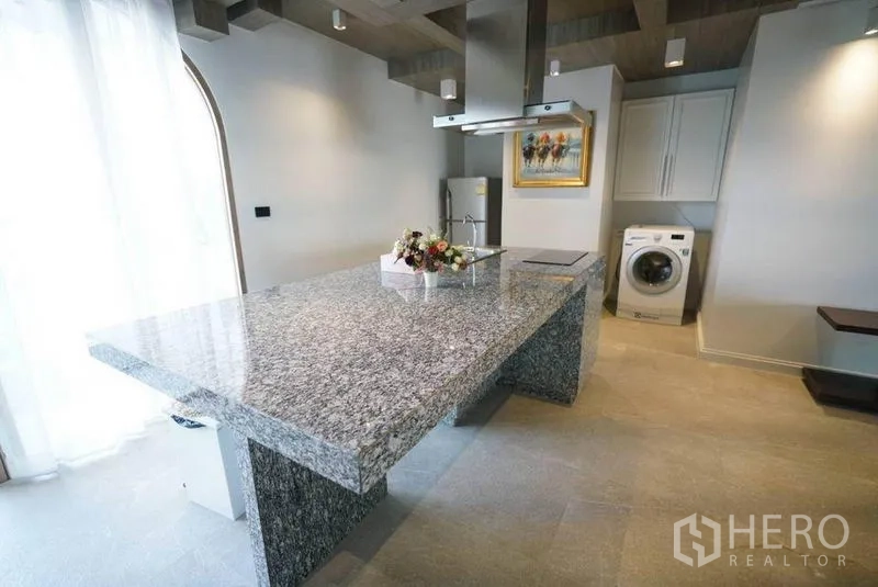 คอนโด ให้เช่าหรือขายในBang Na, Bangkok - ครัวเปิดพร้อมไอแลนด์หินแกรนิต เครื่องดูดควัน ตู้เย็น และเครื่องซักผ้า