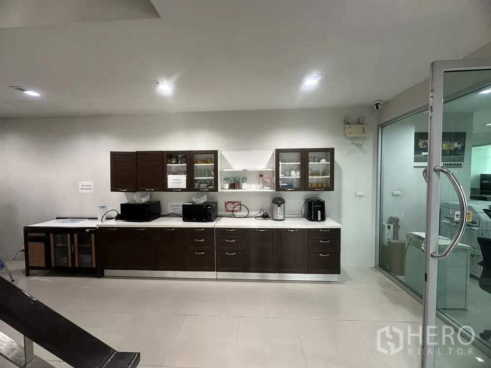 Factory for rent in Lam Luk Ka, Pathum Thani - Staff pantry with cabinetry, microwaves and coffee machines.