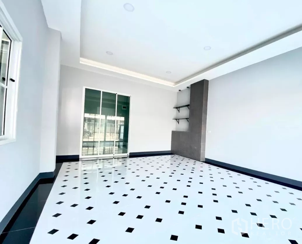 工厂 出租或出售在Bang Bua Thong, Nonthaburi - 通风办公室或起居室，亮面花纹地砖与玻璃隔断。