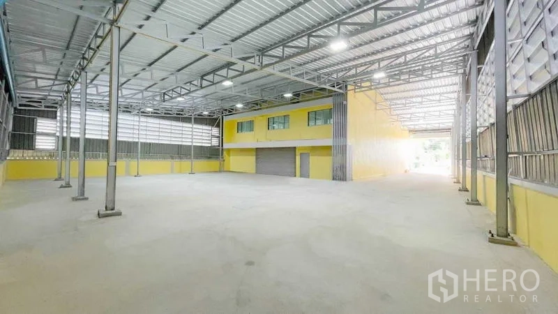 คลังสินค้า ให้เช่าในBang Khun Thian, Bangkok - พื้นที่โกดังเพดานสูง โครงหลังคาเหล็ก พร้อมประตูม้วนสำหรับขนถ่ายสินค้า
