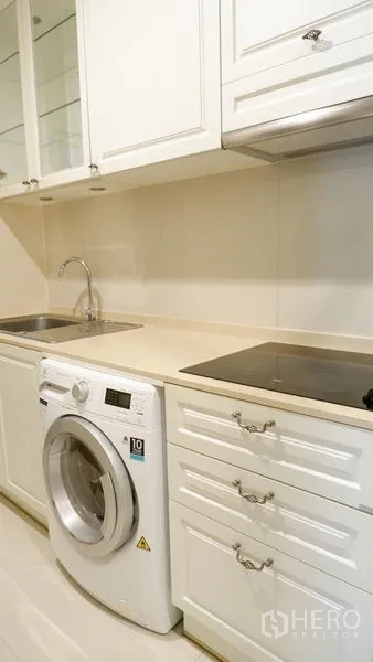 公寓 出租在Watthana, Bangkok - 厨房台面配电磁炉、水槽和前开式洗衣机