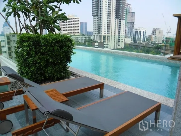 คอนโด ให้เช่าหรือขายในWatthana, Bangkok - สระว่ายน้ำอินฟินิตี้บนดาดฟ้าพร้อมเตียงอาบแดดและวิวสกายไลน์กรุงเทพฯ