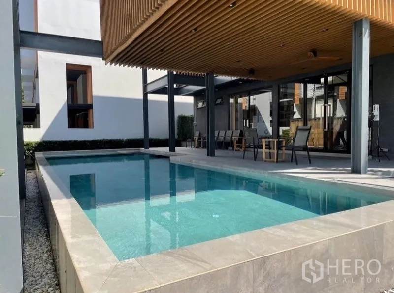 ทาวน์เฮาส์ ให้เช่าในSuan Luang, Bangkok - สระว่ายน้ำส่วนกลางพร้อมศาลาพักผ่อนและที่นั่ง