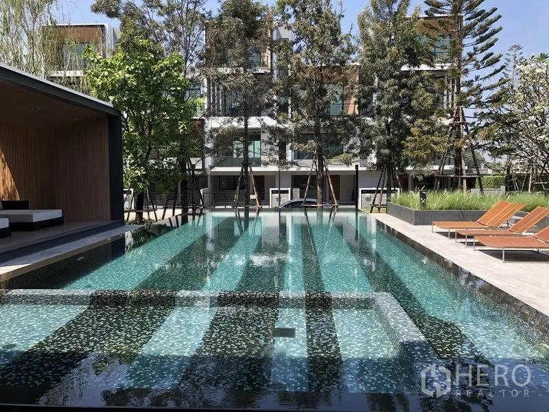 联排别墅 出租或出售在Saphan Sung, Bangkok - 公共泳道池，躺椅与凉亭，环绕景观花园