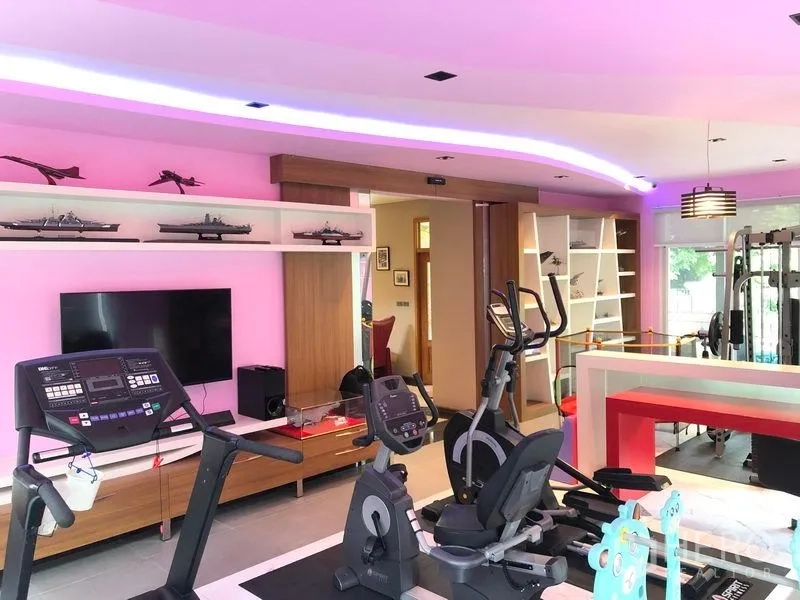บ้าน ขายในWang Thonglang, Bangkok - ห้องฟิตเนสภายในบ้านพร้อมเครื่องคาร์ดิโอและไฟซ่อน