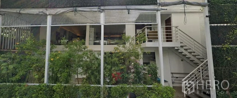 พื้นที่ขายปลีก ให้เช่าในKhlong Toei, Bangkok - พื้นที่ค้าปลีกสองชั้นพร้อมชั้นลอย บันไดด้านนอก และหน้าฟาซาดสีเขียว