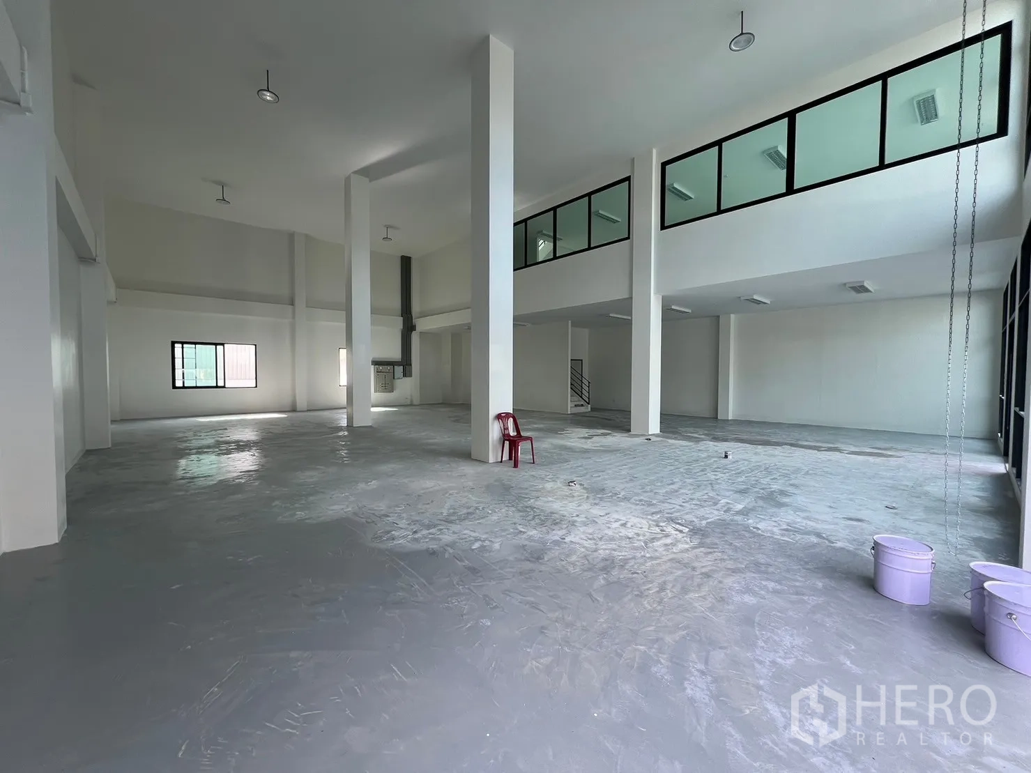 货栈 出租在Samut Prakan - 宽阔仓储大厅，柱网与夹层办公室，耐磨环氧地面。