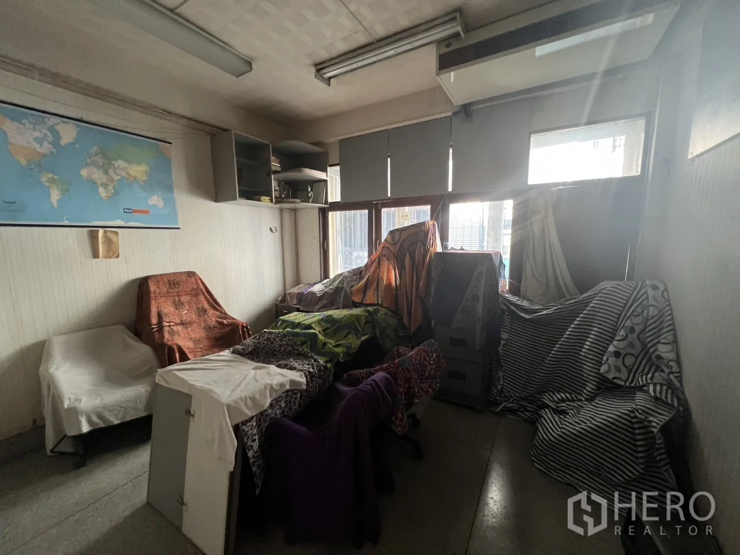 อาคารพาณิชย์ ให้เช่าในKhlong Toei, Bangkok - ห้องหน้าบ้าน หน้าต่างบานใหญ่ ม่านบังแสง และเฟอร์นิเจอร์คลุมผ้า