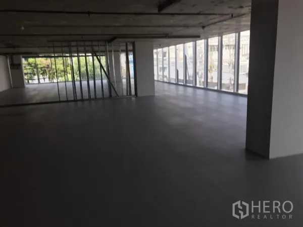 办公空间 出租在Khlong Toei, Bangkok - Phra Khanong开放式办公楼层，落地窗采光充足，城市景观，瓷砖地面与外露天花。