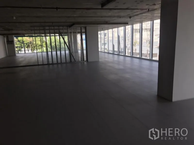 办公空间 出租在Khlong Toei, Bangkok - Phra Khanong开放式办公楼层，落地窗采光充足，城市景观，瓷砖地面与外露天花。