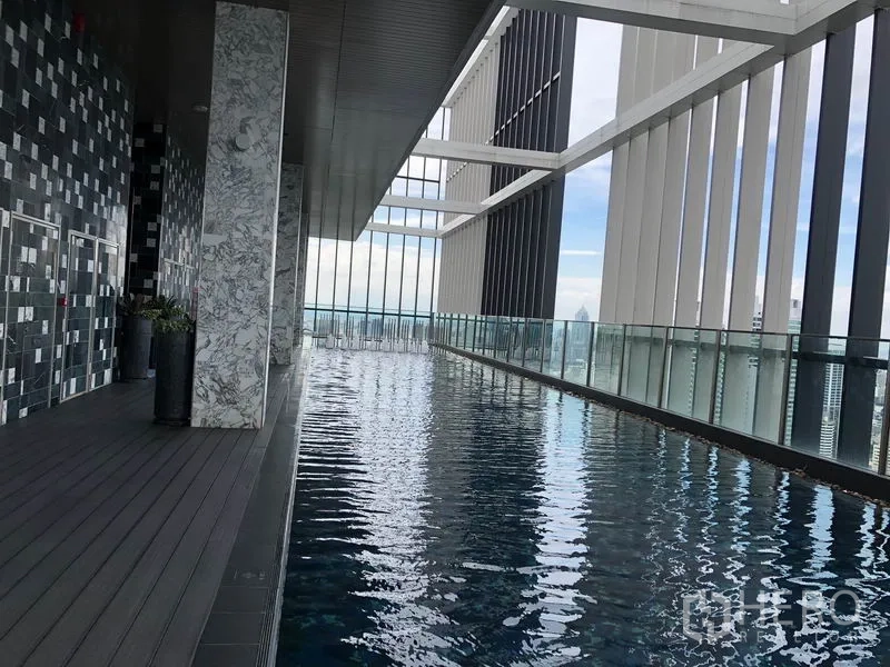 คอนโด ให้เช่าในKhlong Toei, Bangkok - สระว่ายน้ำชั้นสูง ราวกันตกกระจก พร้อมวิวกรุงเทพฯ