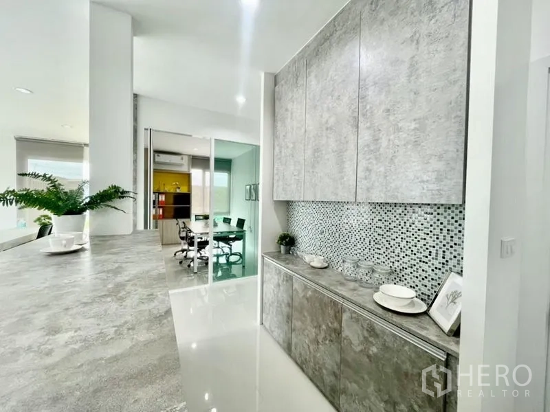 คลังสินค้า ขายในLam Luk Ka, Pathum Thani - แพนทรีและตู้บิลท์อิน ข้างห้องประชุมกระจกในออฟฟิศ