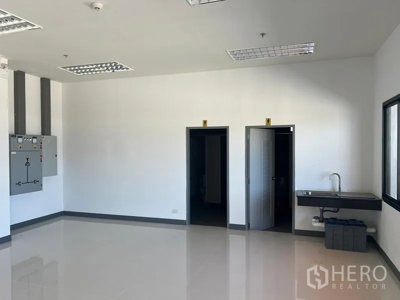 工厂 出租在Bang Pakong, Chachoengsao - 办公室机电与公区，配电箱、两间卫生间和水槽。