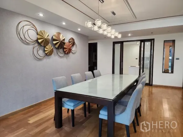 公寓 出租在Khlong Toei, Bangkok - 八人餐桌，水晶吊灯与推拉门相邻