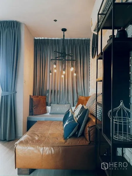 公寓 出租在Suan Luang, Bangkok - 舒适休闲角，吊灯与落地窗帘