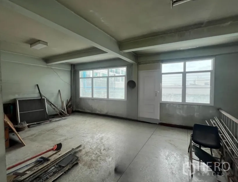 อาคารพาณิชย์ ให้เช่าในWatthana, Bangkok - ห้องชั้นบนมีหน้าต่างและคานเพดาน พื้นที่รอการปรับปรุง