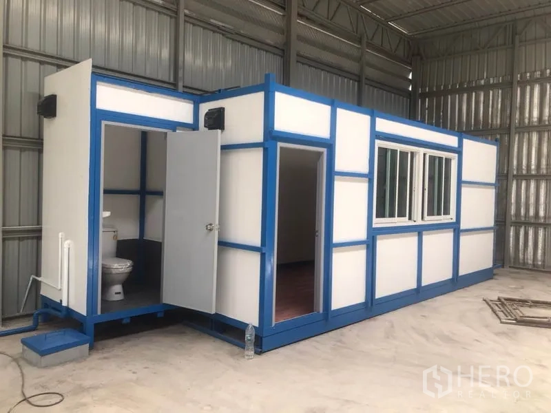 คลังสินค้า ให้เช่าในLat Phrao, Bangkok - ตู้สำนักงานแบบโมดูลาร์พร้อมหน้าต่าง ประตู และห้องน้ำในตัว ติดตั้งภายในโกดัง