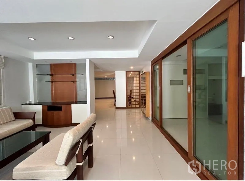 สำนักงานที่บ้าน ให้เช่าในSuan Luang, Bangkok - ห้องนั่งเล่นโปร่ง ฉากกั้นกระจกกรอบไม้และชั้นวางบิลท์อิน