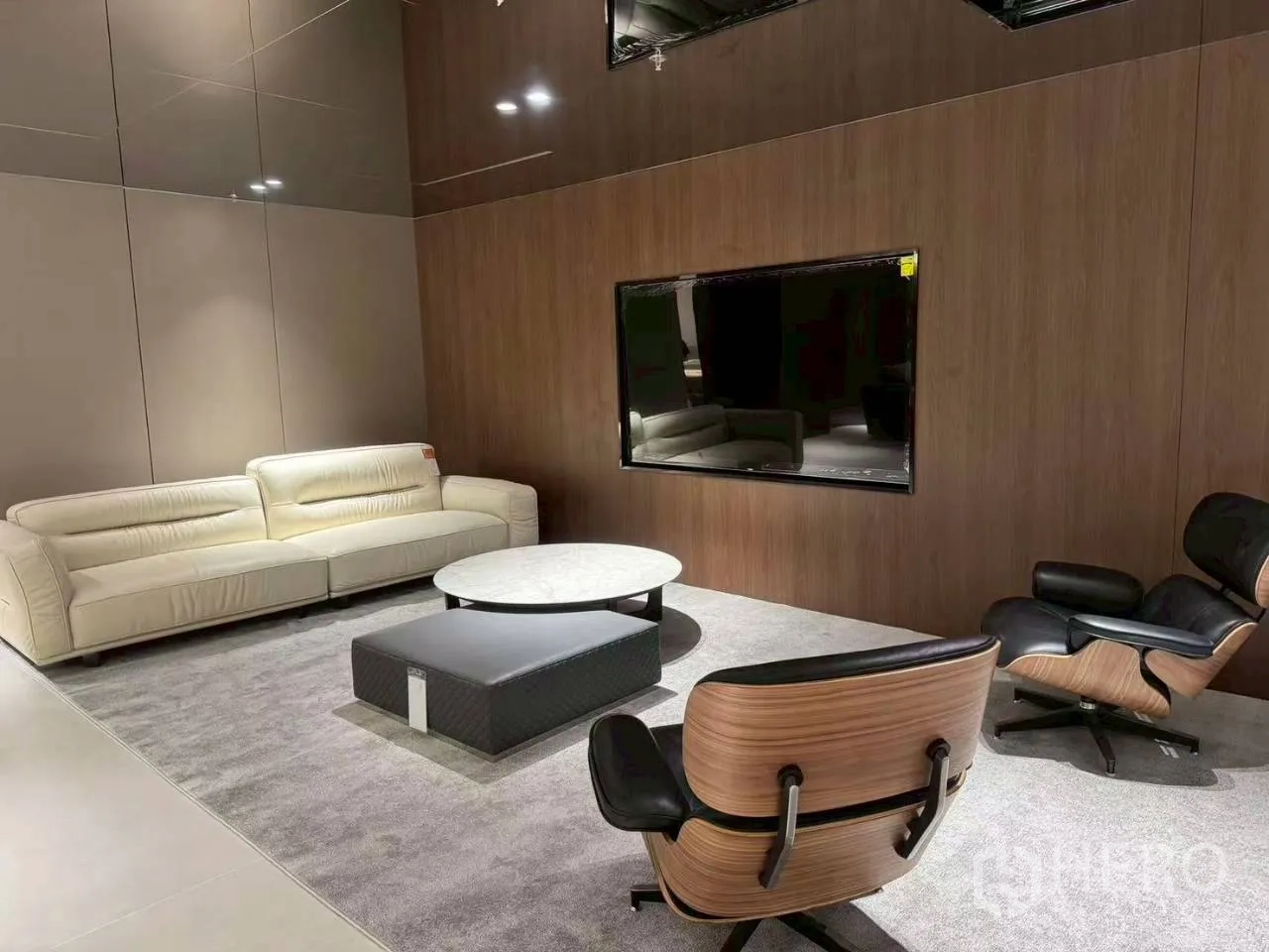 办公室 for rent in Din Daeng, Bangkok - 私密会客室，配米色沙发、仿伊姆斯椅、木质墙面与壁挂屏幕。