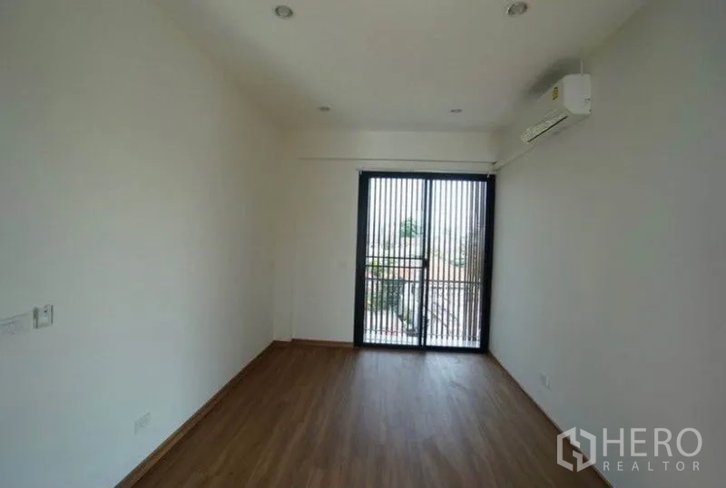 สำนักงานที่บ้าน ให้เช่าในChatuchak, Bangkok - ห้องนอนขนาดกะทัดรัด ประตูกระจกบานเลื่อนเปิดสู่ระเบียง