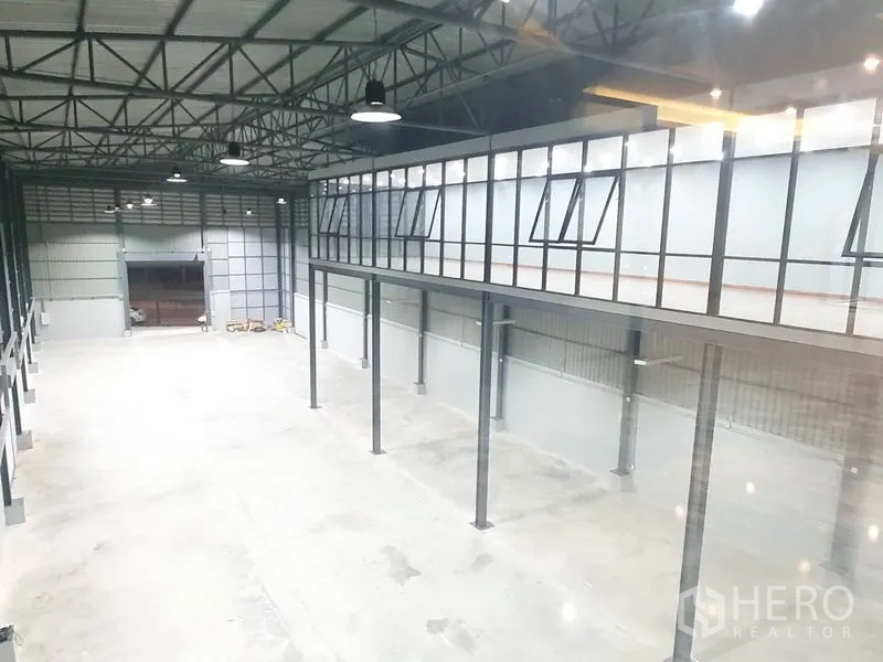 คลังสินค้า ให้เช่าในBang Khen, Bangkok - มุมมองจากชั้นลอยมองเห็นพื้นโกดังกว้างและเสาเหล็กตลอดแนว