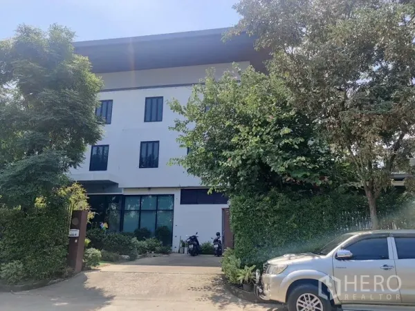 สำนักงานที่บ้าน ขาย - ด้านหน้าตึกโฮมออฟฟิศหลายชั้น มีถนนทางเข้าและต้นไม้ร่มรื่น