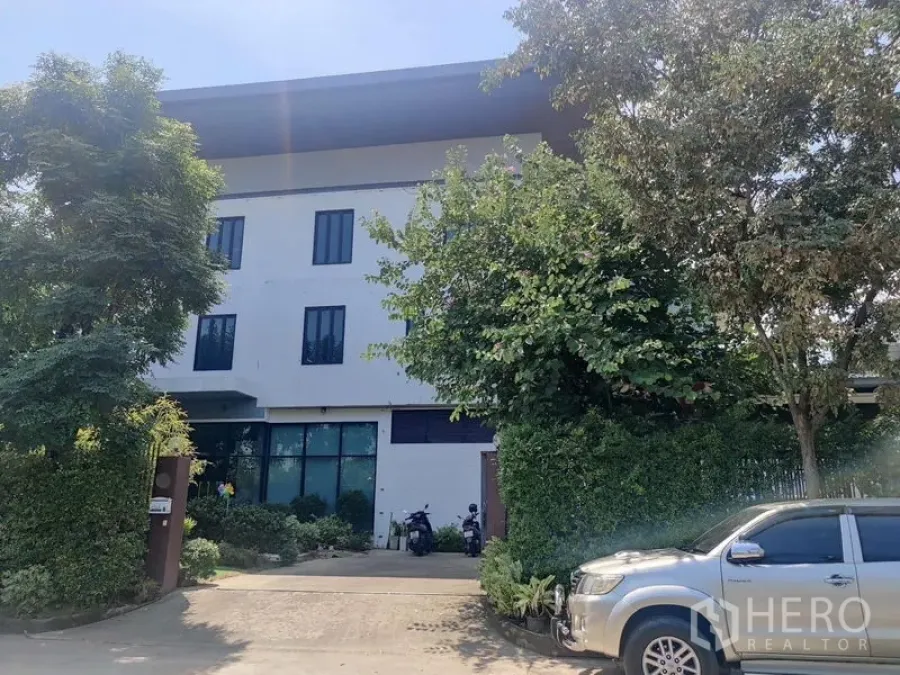 สำนักงานที่บ้าน ขาย - ด้านหน้าตึกโฮมออฟฟิศหลายชั้น มีถนนทางเข้าและต้นไม้ร่มรื่น