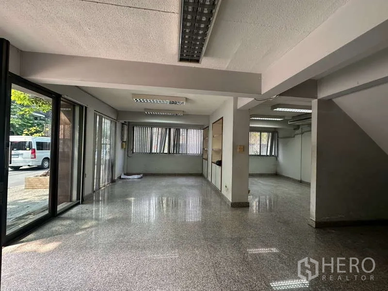 อาคารพาณิชย์ ให้เช่าในKhlong Toei, Bangkok - พื้นที่ชั้นล่างแบบโชว์รูม หน้าร้านกระจก ก้าวถึงทางเท้า