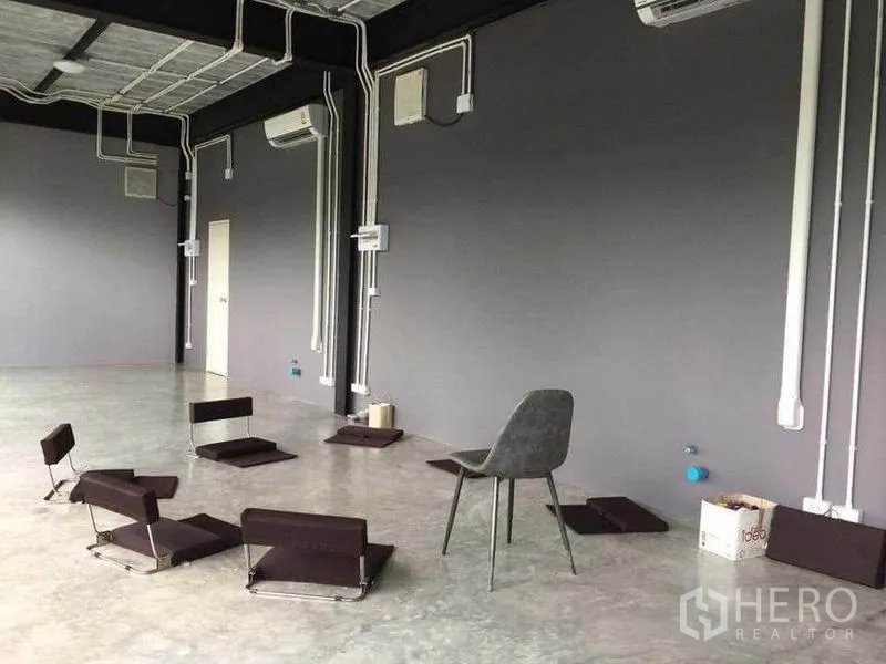 สำนักงานที่บ้าน ให้เช่าในDin Daeng, Bangkok - ภายในโฮมออฟฟิศแบบโอเพ่นสเปซ พื้นปูนขัดมัน ผนังสีเทา เดินท่อไฟและแอร์แขวนผนัง