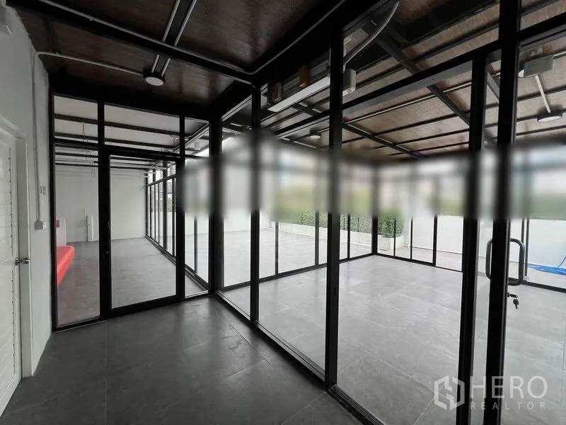 พื้นที่ขายปลีก ให้เช่าในWatthana, Bangkok - ห้องกั้นกระจกเชื่อมต่อกัน หันหน้าออกสู่ลานเทอเรซกว้าง.