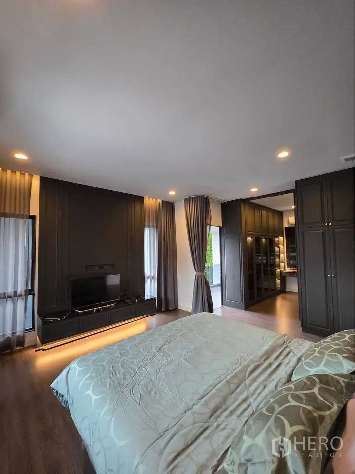 บ้านเดี่ยว for rent in Bang Kapi, Bangkok - มุมห้องนอนใหญ่เชื่อมทางไปวอล์กอินโคลเซ็ตและระเบียง