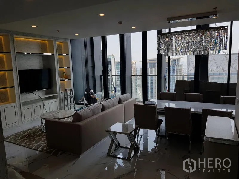 คอนโด ให้เช่าในPathum Wan, Bangkok - พื้นที่นั่งเล่นและรับประทานอาหารแบบเปิด พร้อมโคมไฟระย้า วิวเมือง และชั้นบิลท์อิน