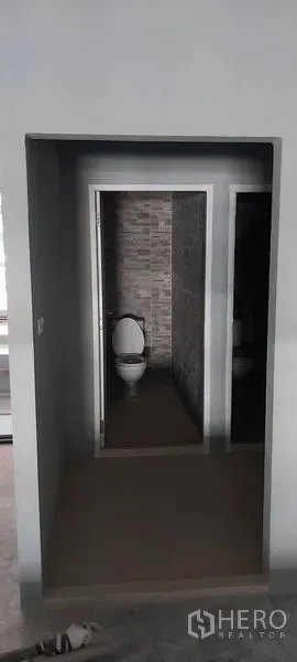 货栈 出租在Sai Mai, Bangkok - 仓库内干净的瓷砖卫生间，分隔式厕间。