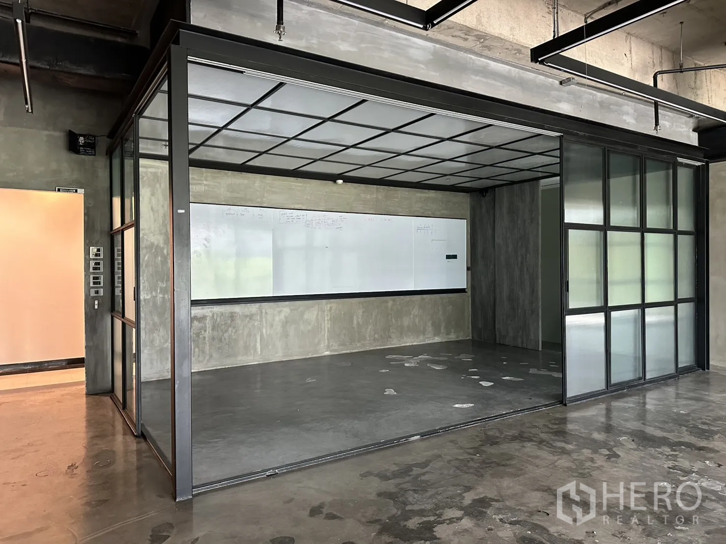 ออฟฟิศ for rent in Pathum Wan, Bangkok - ห้องประชุมปิดทึบด้วยบานเลื่อนกระจก ผนังไวท์บอร์ด และพื้นคอนกรีตขัดมัน