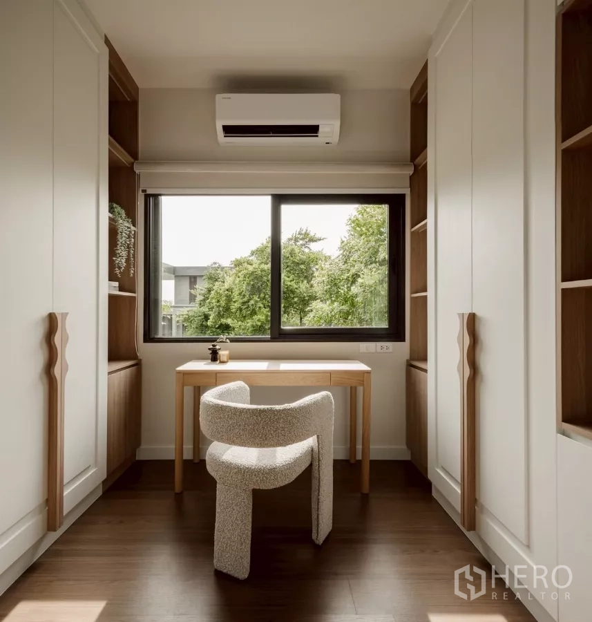 Detached House for rent in Bang Phli, Samut Prakan - Homework or study room with desk facing a wide window