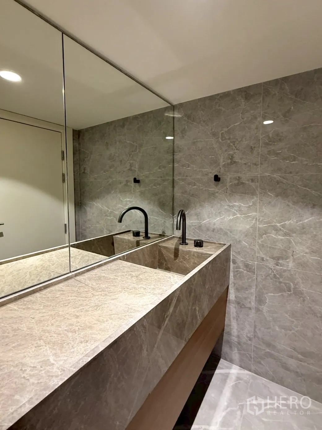 家庭办公室 for rent or sale in Watthana, Bangkok - 大理石台盆特写，黑色龙头与大镜面。