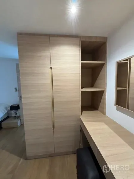 คอนโด ให้เช่าในWatthana, Bangkok - มุมห้องนอนพร้อมตู้เสื้อผ้าไม้สีอ่อน ชั้นวางของ และโต๊ะทำงานบิลท์อิน