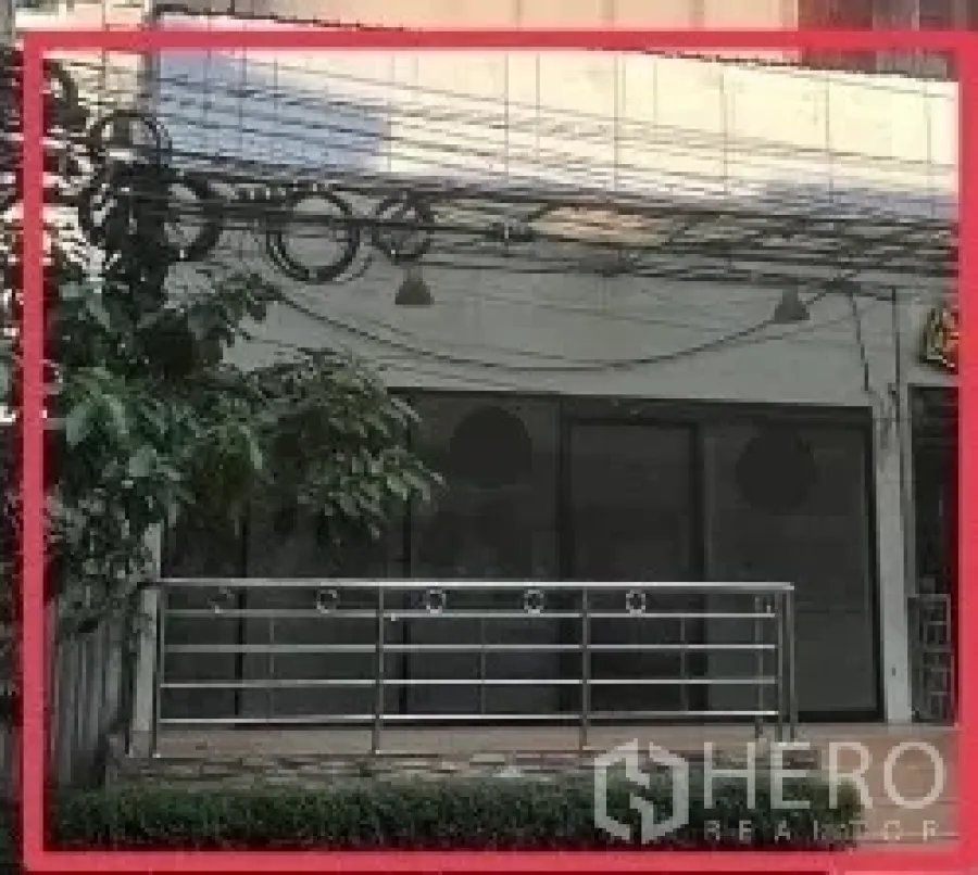พื้นที่ขายปลีก ให้เช่า - หน้าร้านค้าติดถนน ชั้นล่าง กระจกบานใหญ่ พร้อมราวระเบียงและพื้นที่ป้าย ใกล้ BTS นานา
