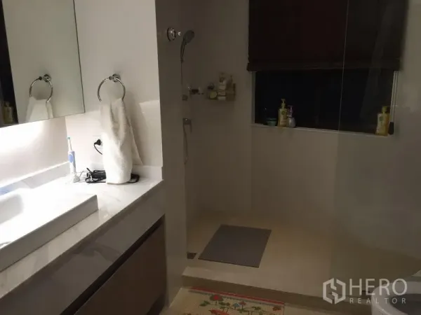 คอนโด ขายในWatthana, Bangkok - ห้องน้ำสมัยใหม่พร้อมฝักบัวแบบวอล์กอิน เคาน์เตอร์อ่างล้างหน้า และกระจกไฟซ่อน