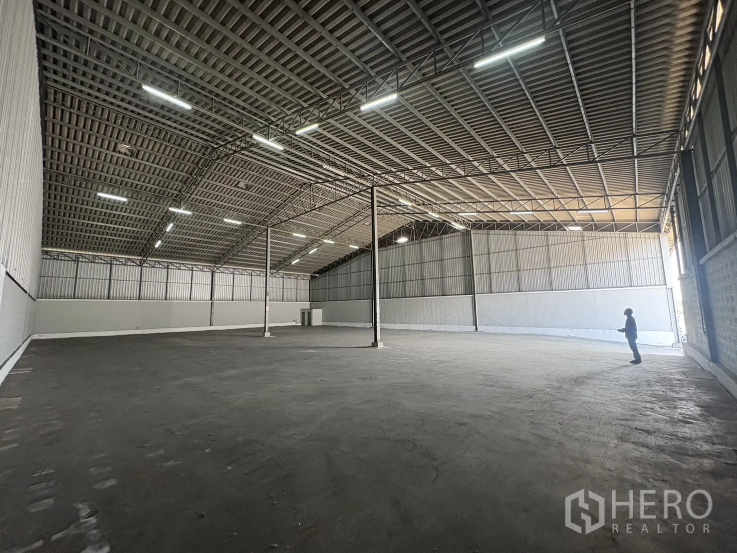 Warehouse for rent in Samut Prakan - Open warehouse space with 7–9 m clear height, structural columns and LED lighting.