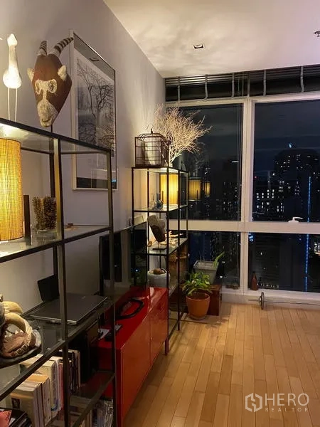 คอนโด ให้เช่าในKhlong Toei, Bangkok - ชั้นวางของข้างหน้าต่างเต็มบาน มองเห็นวิวเมืองยามค่ำคืน