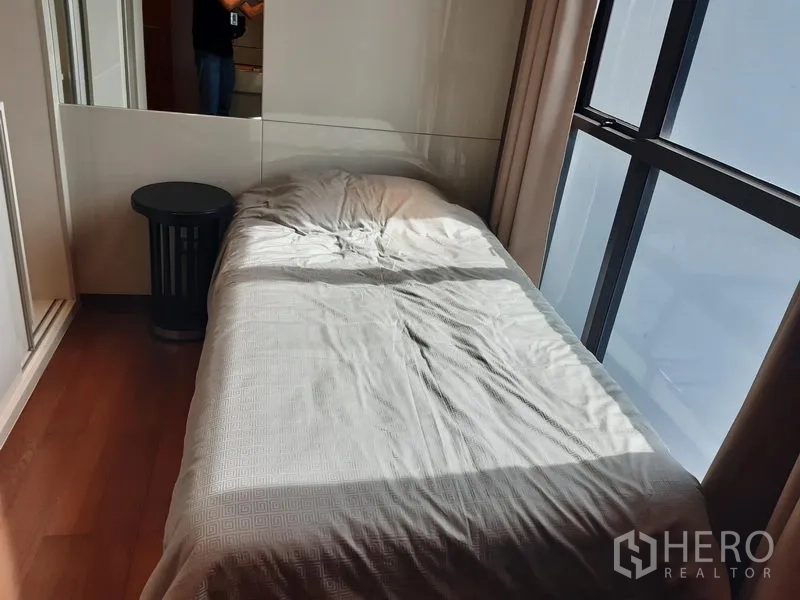 คอนโด ให้เช่าในKhlong Toei, Bangkok - ห้องนอนเดี่ยวรับแสงธรรมชาติ พื้นไม้และหน้าต่างสูง