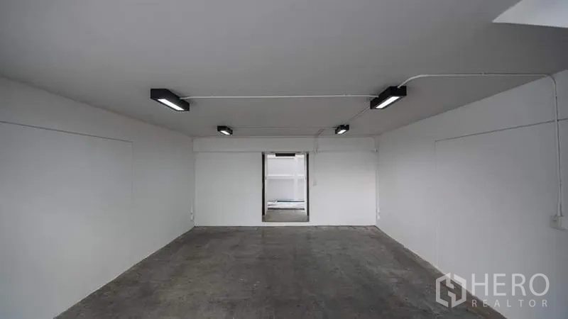 ทาวน์เฮาส์ ให้เช่าหรือขายในPhra Khanong, Bangkok - โรงจอดรถในอาคารพื้นคอนกรีตและไฟส่องยาว เหมาะจอดรถหลายคันหรือเก็บของ