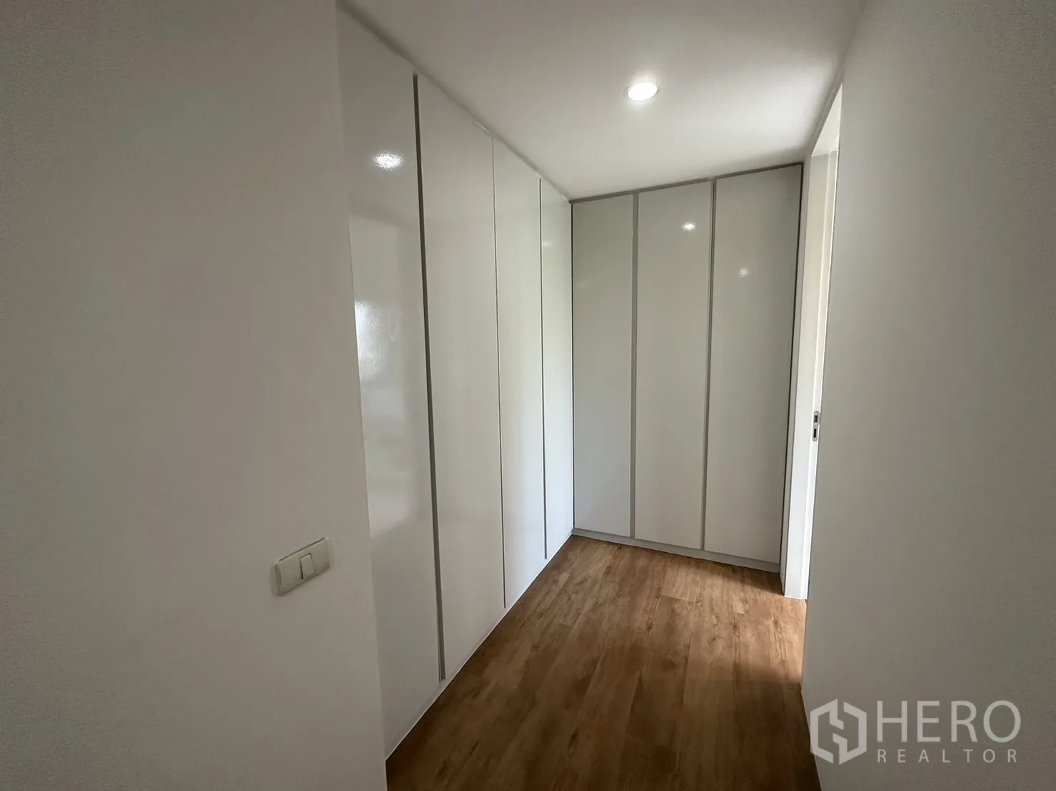 带办公室的家 出租在Phra Khanong, Bangkok - 走廊，整面到顶的嵌入式收纳柜。