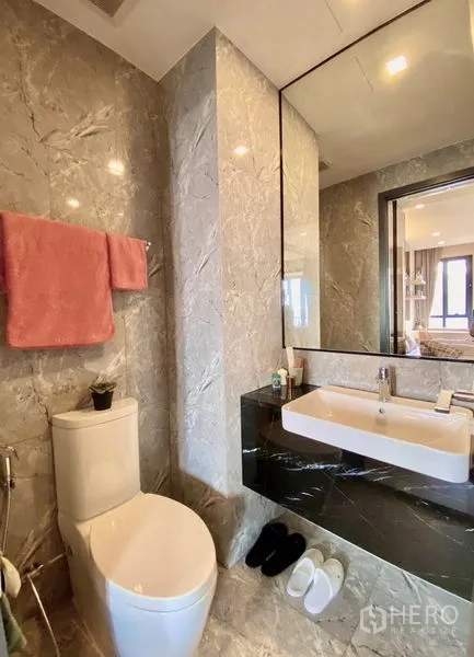 คอนโด ให้เช่าในPathum Wan, Bangkok - ห้องน้ำหินอ่อนสมัยใหม่พร้อมกระจกบานใหญ่ อ่างล้างหน้า และโถสุขภัณฑ์