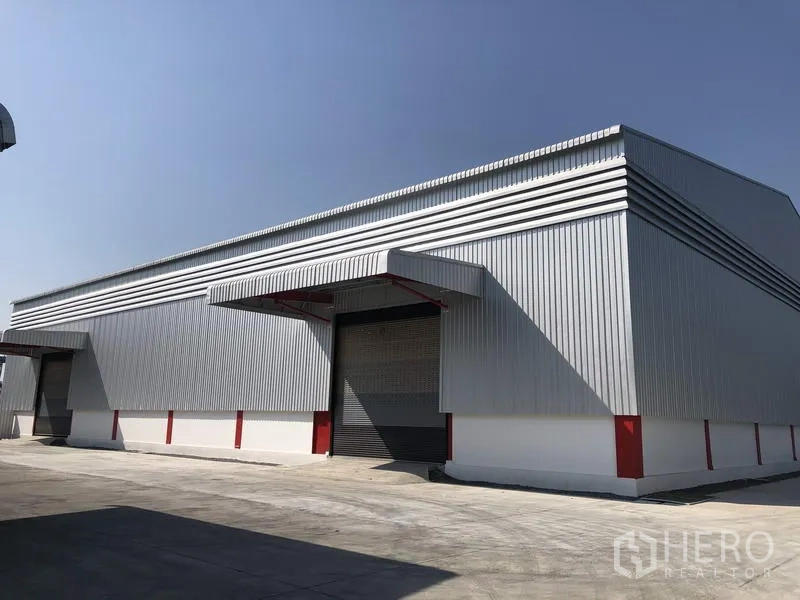 คลังสินค้า ให้เช่าในPak Kret, Nonthaburi - ด้านหน้าโกดังเมทัลชีทพร้อมกันสาดขนถ่ายและลานคอนกรีตกว้างในปากเกร็ด