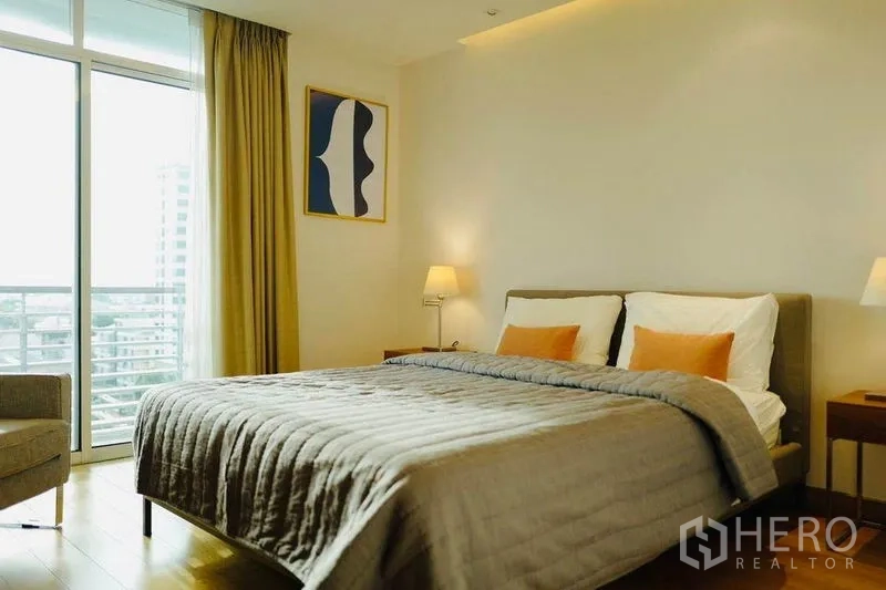 คอนโด ให้เช่าหรือขายในPhaya Thai, Bangkok - ห้องนอนสว่าง เตียงคู่ โคมไฟหัวเตียง และระเบียงชมวิวกรุงเทพฯ