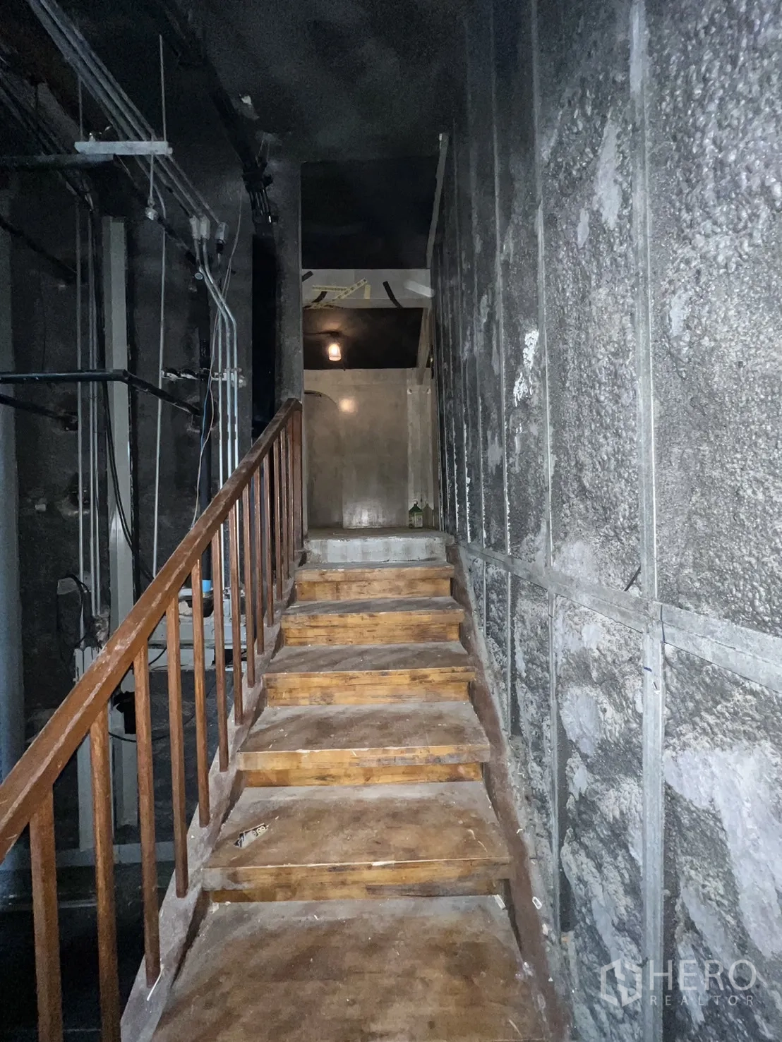 อาคารพาณิชย์ ให้เช่า - บันไดไม้แคบ พร้อมงานระบบโชว์ข้างผนัง