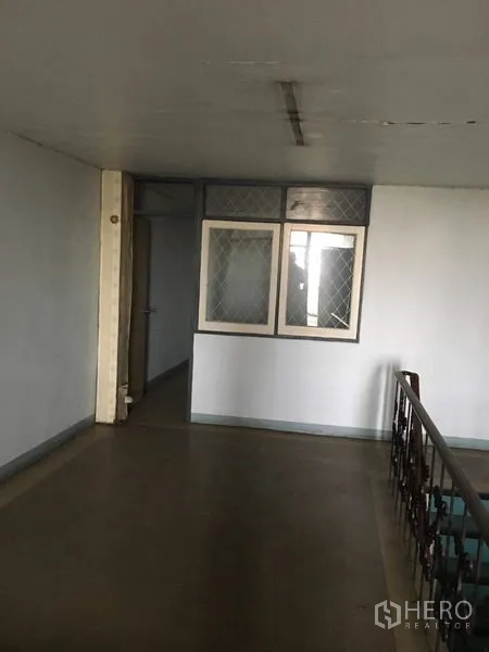 อาคารพาณิชย์ ให้เช่าในPhra Khanong, Bangkok - โถงชั้นบนกั้นกระจกติดหน้าต่าง ข้างราวบันได